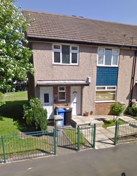 Maisonette With Patio 1 Double Bed Urmston Екстериор снимка