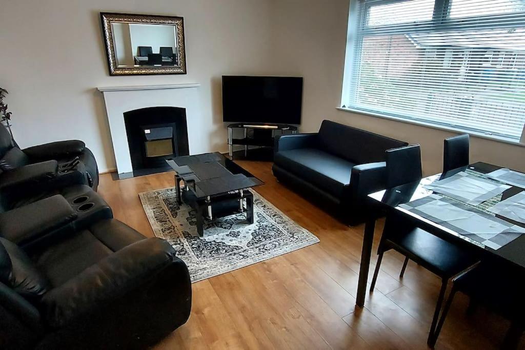 Maisonette With Patio 1 Double Bed Urmston Екстериор снимка