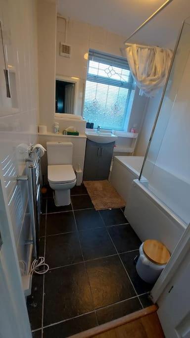 Maisonette With Patio 1 Double Bed Urmston Екстериор снимка